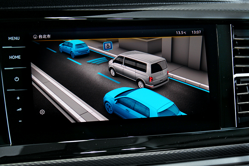 車前碰撞預警、車側盲點警示、後方橫向車流警示（含煞車輔助）等安全配備一樣不缺。