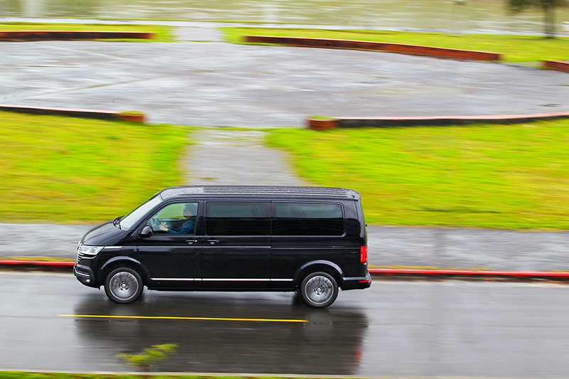 就算尺碼加大車重近2.5噸，柴油動力讓Multivan LWB有著輕快的加速反應。