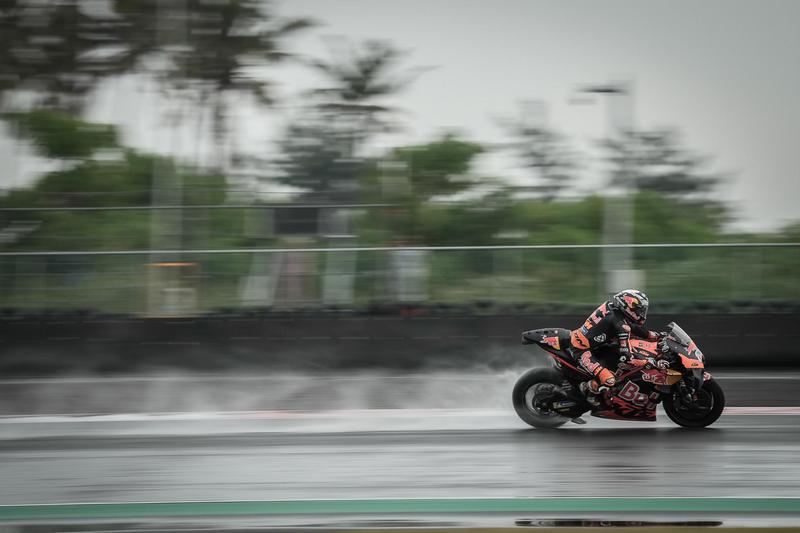 開賽沒多久Oliveira就獨走。