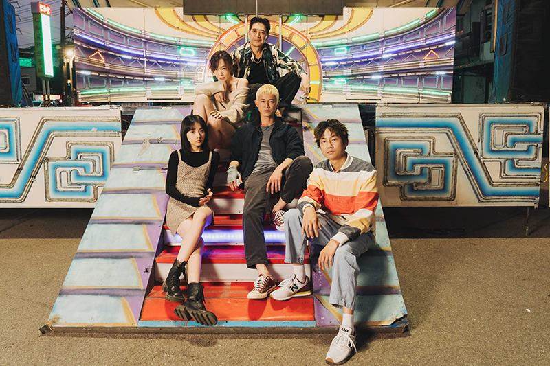 【車勢星聞】《塑膠花》台灣首部公路愛情影集,邀來李沐(左起)、陽靚、高捷、吳慷仁、林鶴軒擔綱演出。(圖:抓馬文化提供)