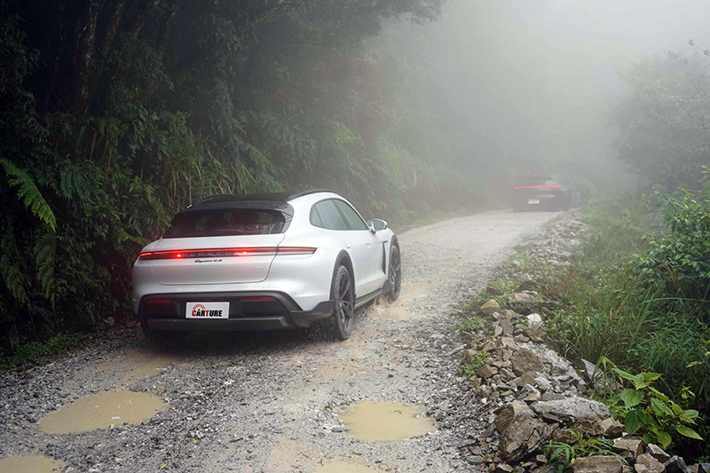 連日降雨讓路面出現不少水坑，Taycan Cross Turismo都可以輕易克服。