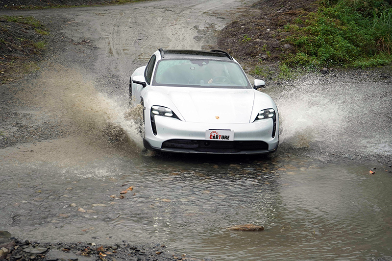 過去幾乎沒有任何車廠會讓電動車涉水行駛,這也展現Porsche對Taycan Cross Turismo的信心。