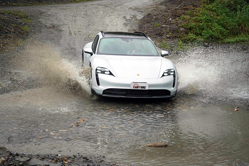 過去幾乎沒有任何車廠會讓電動車涉水行駛，這也展現Porsche對Taycan Cross Turismo的信心。