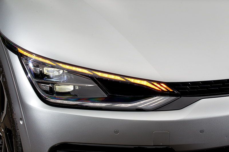 EV6頭燈採如翼般設計,GT-Line e-AWD增程版更配備IFS矩陣頭燈。