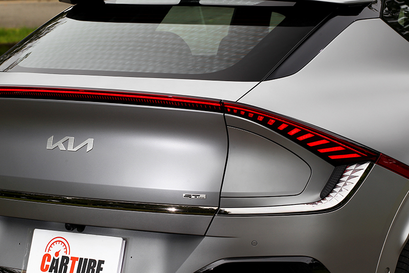 連貫式尾燈營造出科幻視覺感受。