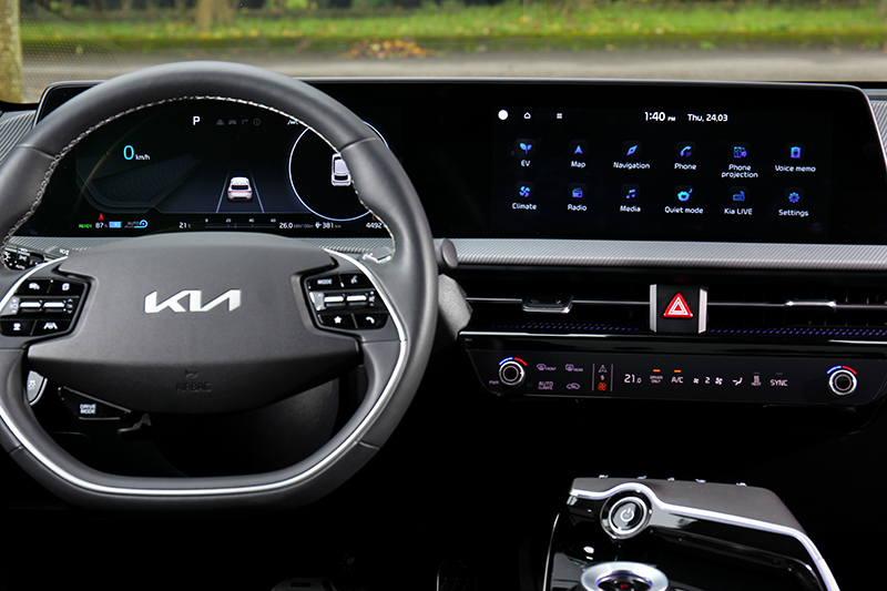 車艙最吸引人就是雙12.3吋曲面螢幕。