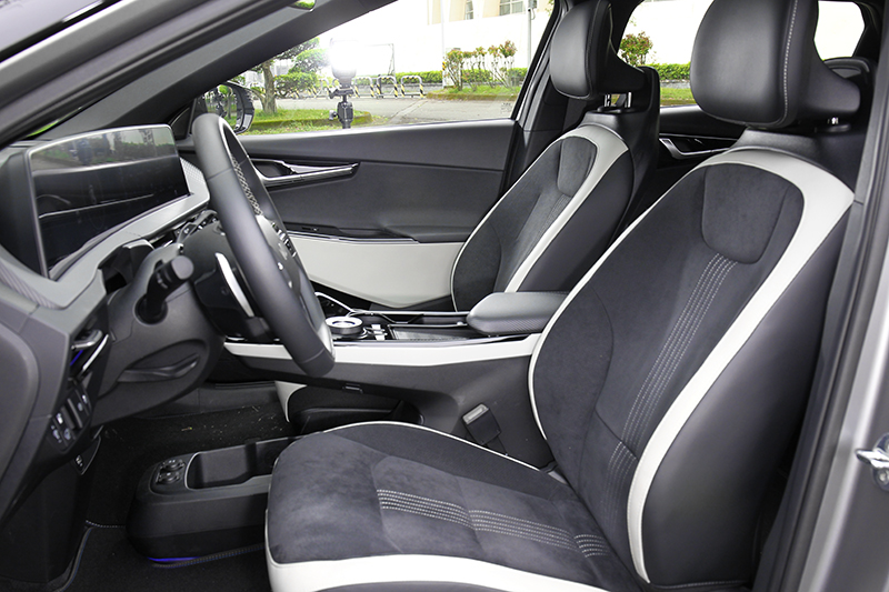GT-Line車型採用麂皮與環保皮革包覆。