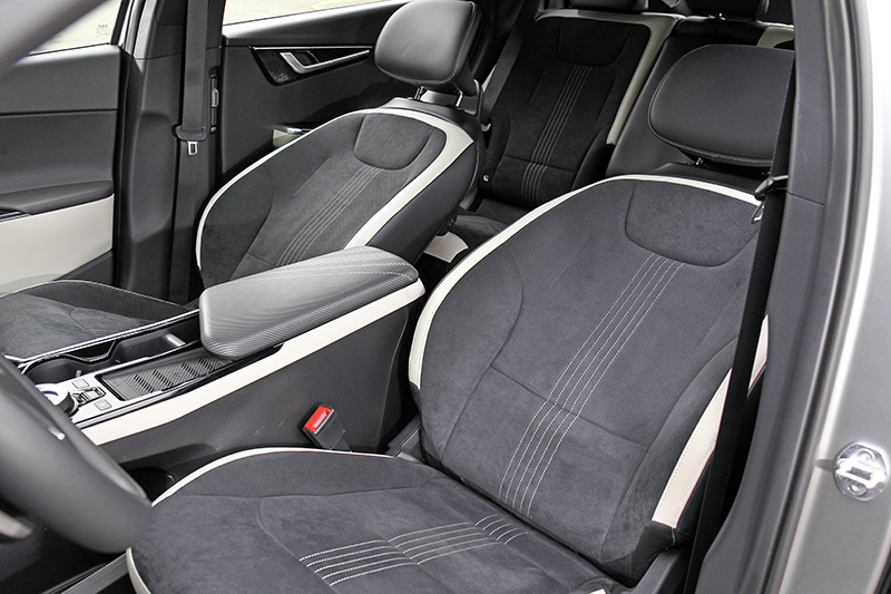 雙前座具有加熱/通風及一鍵傾倒功能,但沒有腿靠設計。