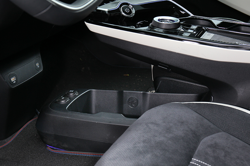 EV6採用傳統馬鞍座，但下方有規劃置物空間。