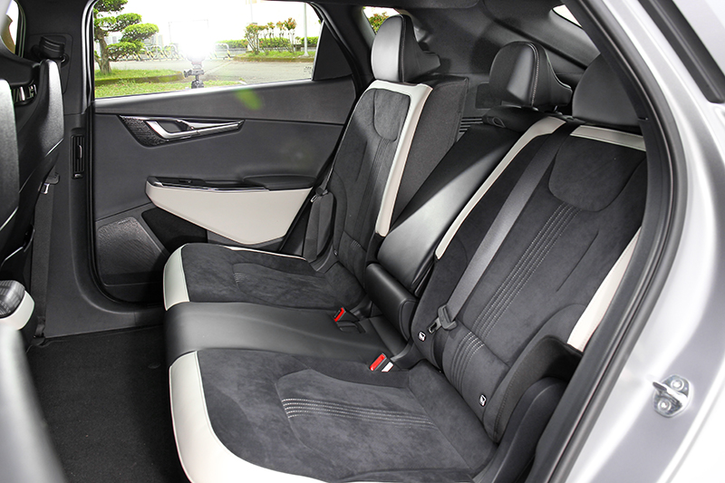 後座椅背可以大幅調整角度。