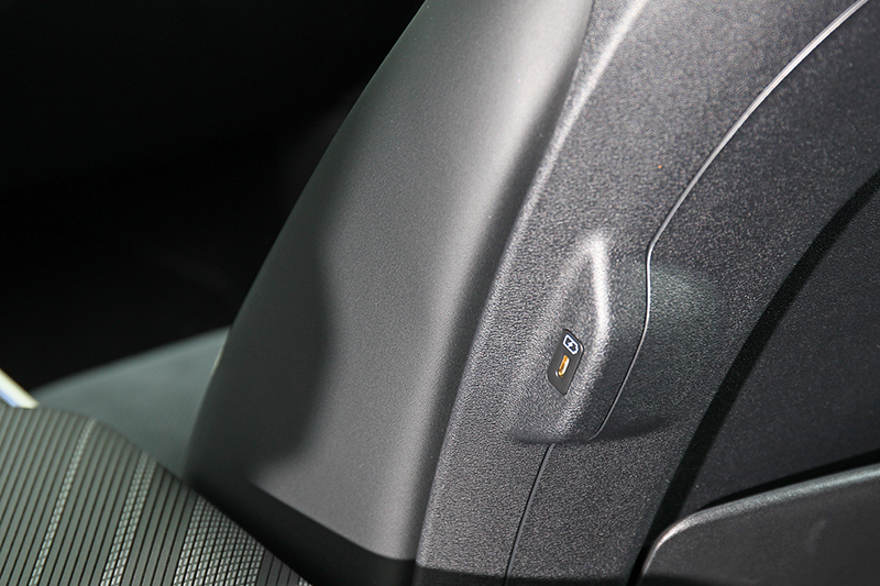 後座充電孔設置於前座側邊,空調出風口則位於B柱。