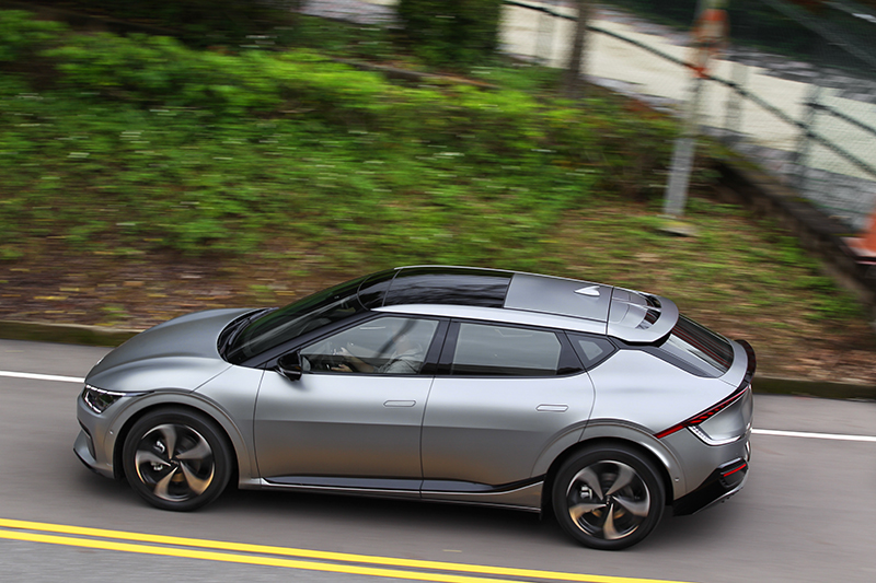 EV6 GT-Line e-AWD搭載77.4kWh鋰電池，擁有325hp/61.7kgm與5.2秒0～100km/h加速。