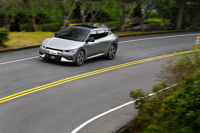 在Sport模式下重踩會感受強烈貼背感。