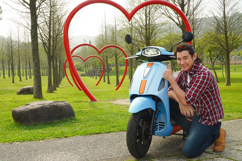 愛車也對車很有概念的陳宇風,使用電動機車時,完全擺脫傳統油車思維,了解電動車特性,使用得十分上手。