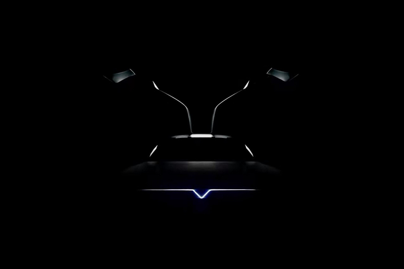 DeLorean釋出Evolve車尾圖,並預告8月圓石灘車展現身。