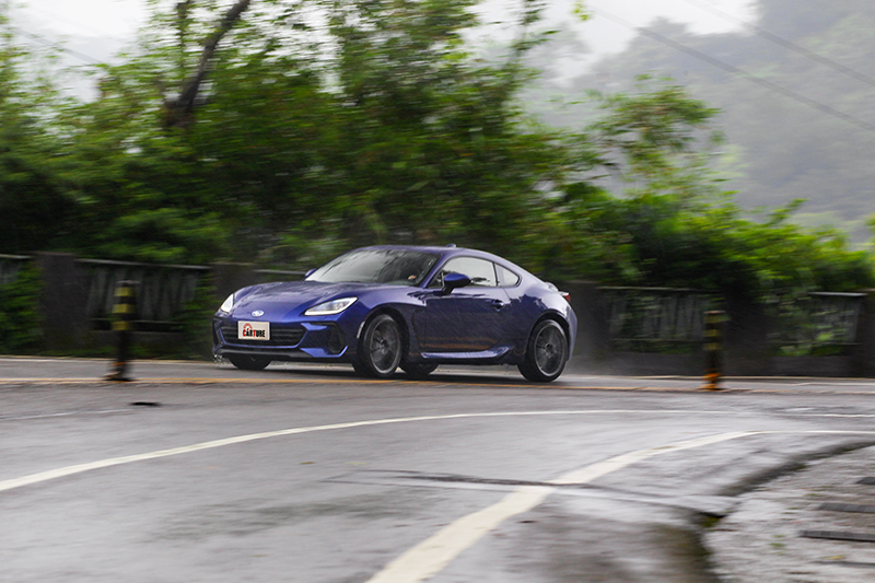 輕踩油門已有充足的能量,更別說重踩會有相當強勁的力道湧現。