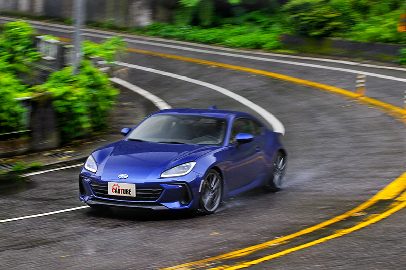 彎中只要稍加深油門車尾就會試著想掙脫束縛滑動。