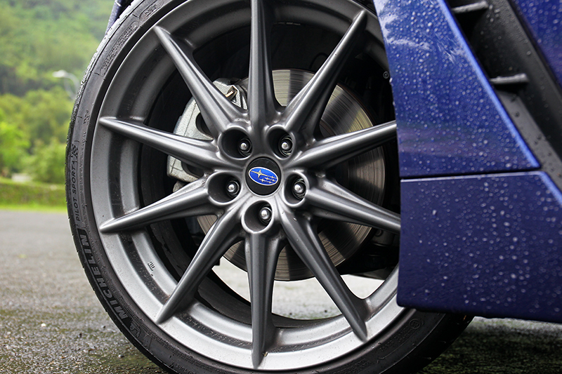 BRZ配備18吋Michelin PS4輪胎。