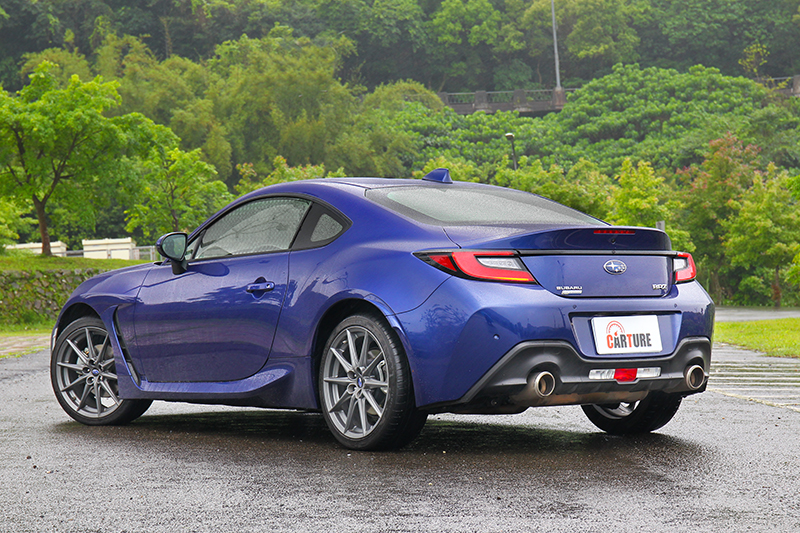 沒有華麗造型,但身形曲線與雙邊單出排氣管都顯現出跑車氣勢。