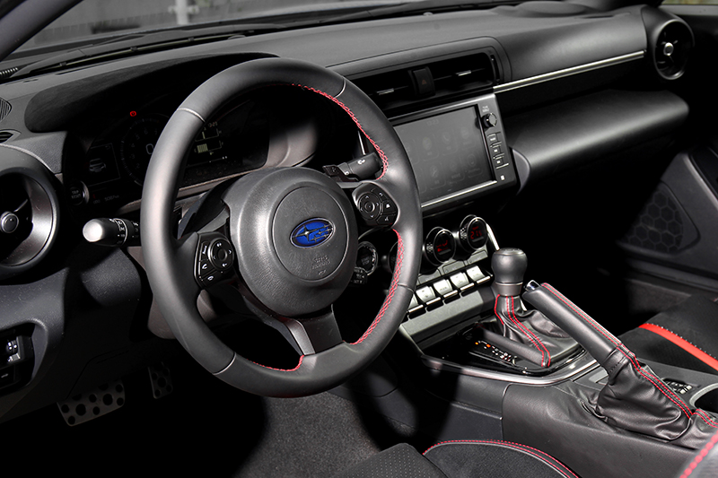 坐艙也沒有科幻炫目的配備,但你想得到的也都有給你。