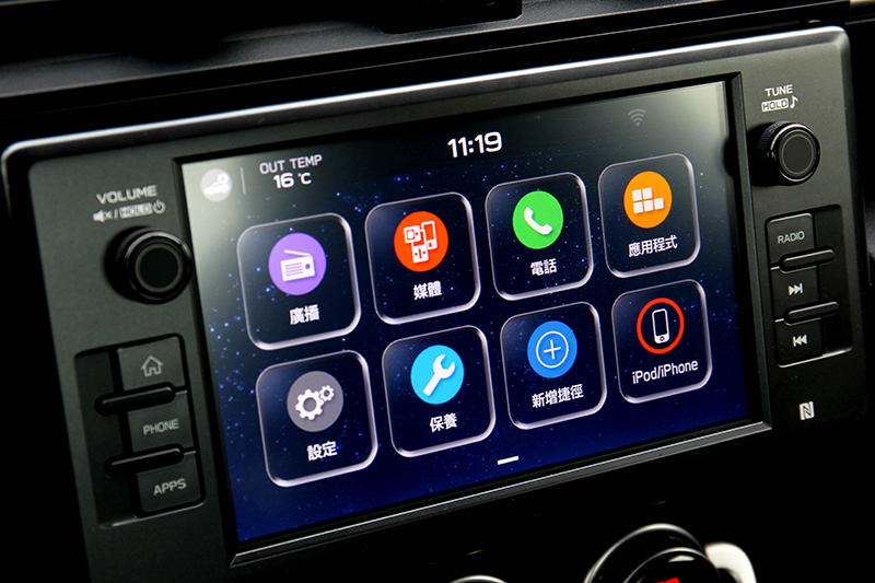 8吋中控系統支援Apple CarPlay/Android Auto。