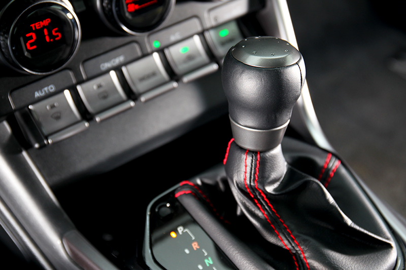 造型像手排的六速自排。