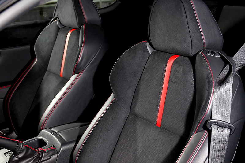 麂皮/皮革座椅具有相當優異的包覆性。