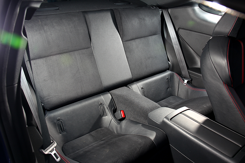 這種2+2座位通常是放物品居多。