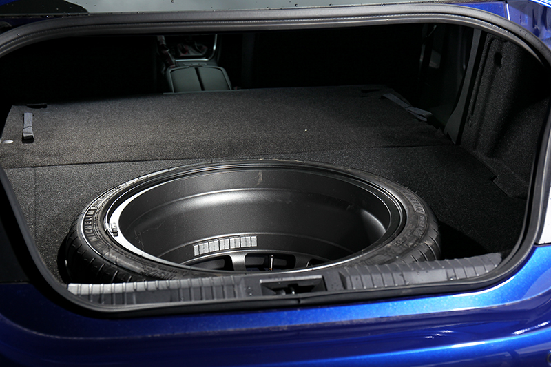 行李廂配備全尺寸備胎,其規劃也影響置物表現。