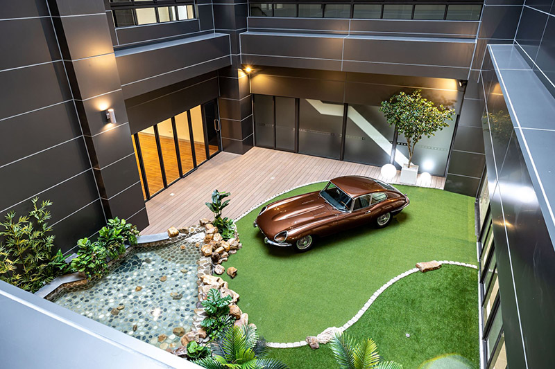 建物擁有全台唯一天井設計,開幕當天特與收藏家商借經典名車E-Type展示。