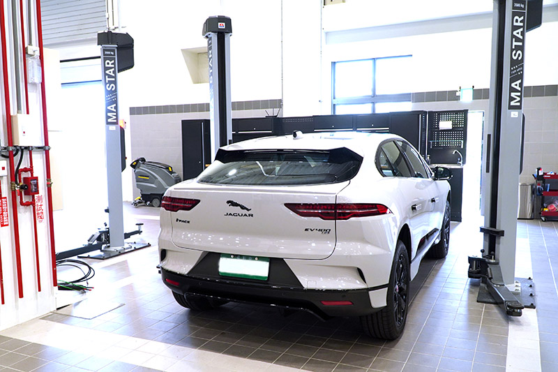 廠區設置 2 組電動車專屬維修工位與 13 座充電設備。