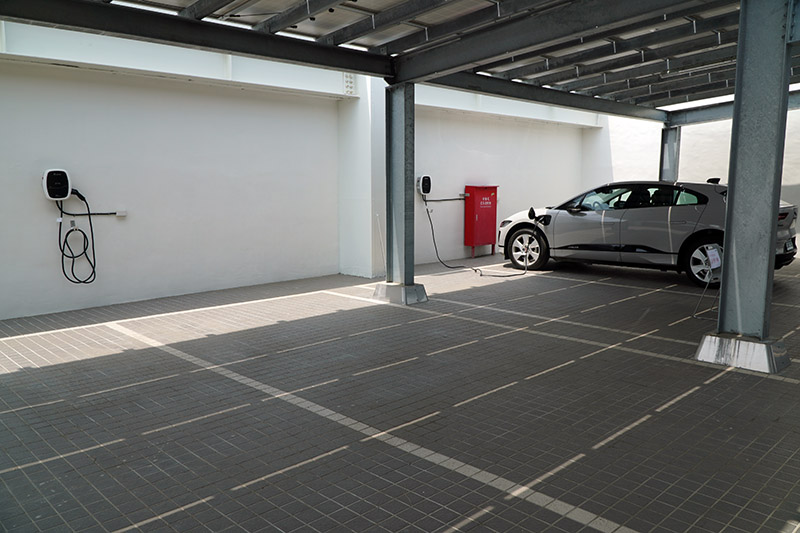 廠區設置 2 組電動車專屬維修工位與 13 座充電設備。