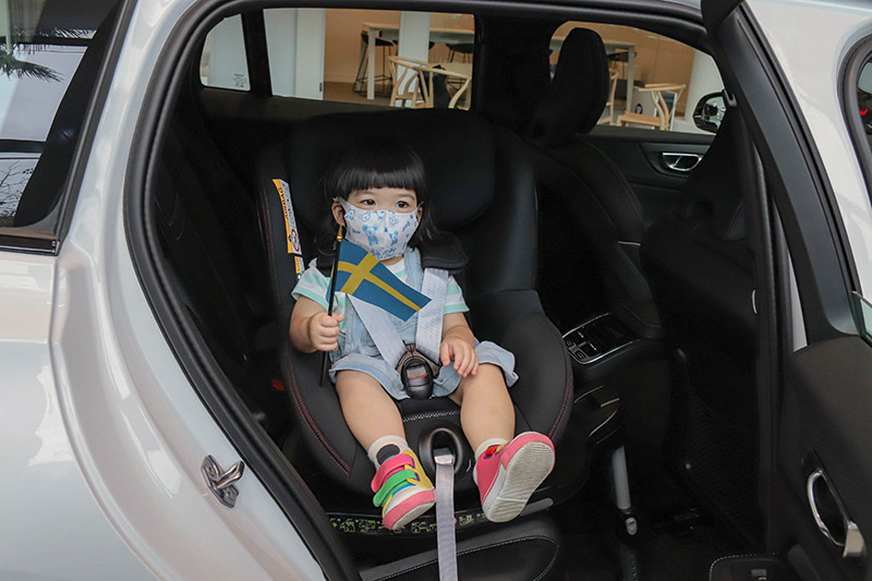 Volvo 採用德國原裝Britax Römer Dualfix i-SIZE,通過全球最高動態測試規格ADAC,達歐盟汽車兒童安全座椅 ECER44/04 標準的兩倍以上,座椅可雙向 360 度旋轉,方便父母將寶寶轉向車門,上下車抱起寶寶更輕鬆。