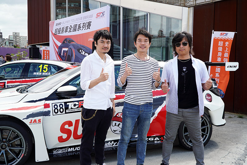 除了賽車吸睛知名的四分衛樂團也意外現身記者會,原來也是重度賽車迷的他們預計將在四月首場賽事的選手之夜獻唱。