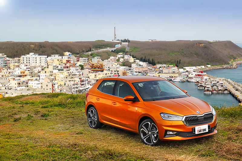 大改款Fabia車身線條依舊維持低調傳統,不過設計師卻將細節調整得更為圓滑