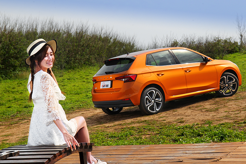 車身線條雖不強烈,但是部耐看且動感十足的五門”小”掀背