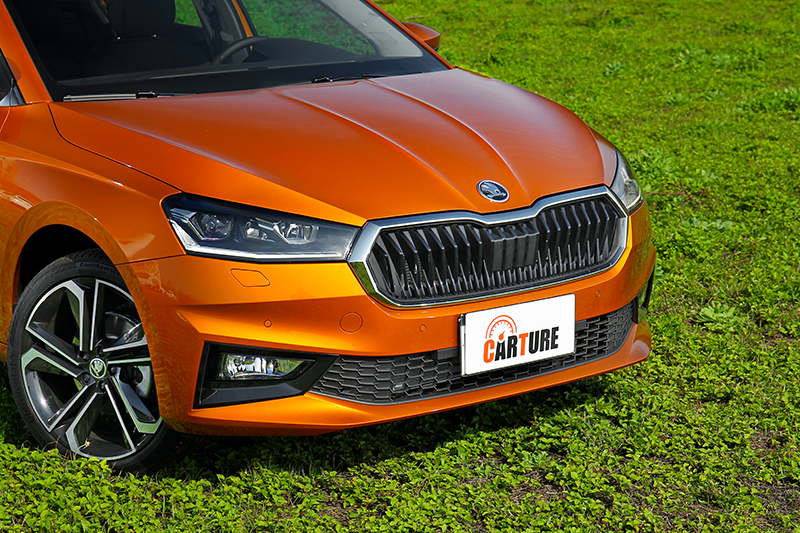 頭燈造型已不那麼強調銳利感,配合放大的水箱罩帶來更為霸氣的前緣氣勢