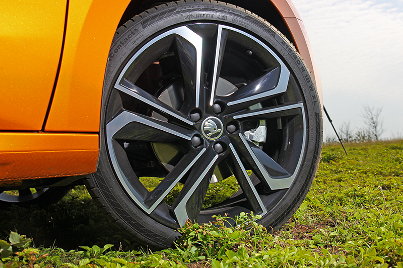 更大的18吋胎圈並搭配215/40 R18配胎,在近乎填滿輪拱的狀態下增添不少帥氣度