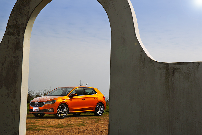 前擋風玻璃的角度調得更為傾斜之後進一步提升了前半部的運動氣息