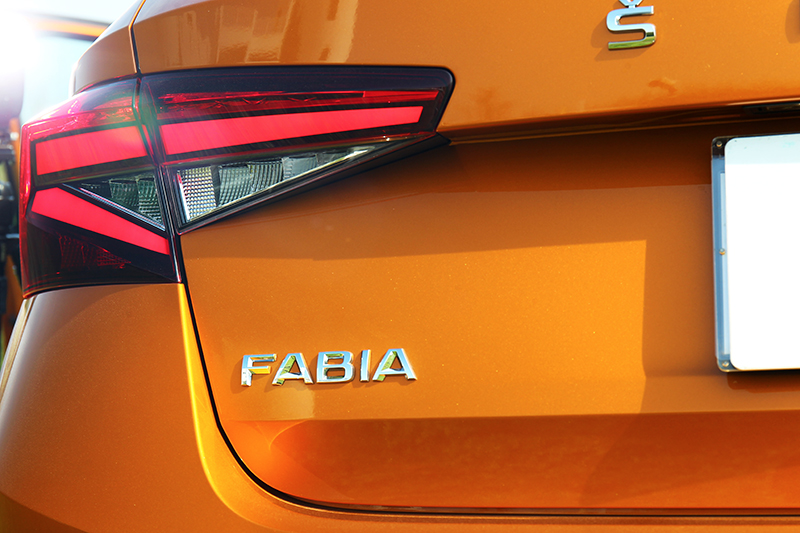 橫置式C型尾燈結合菱形切線讓光型更為活潑