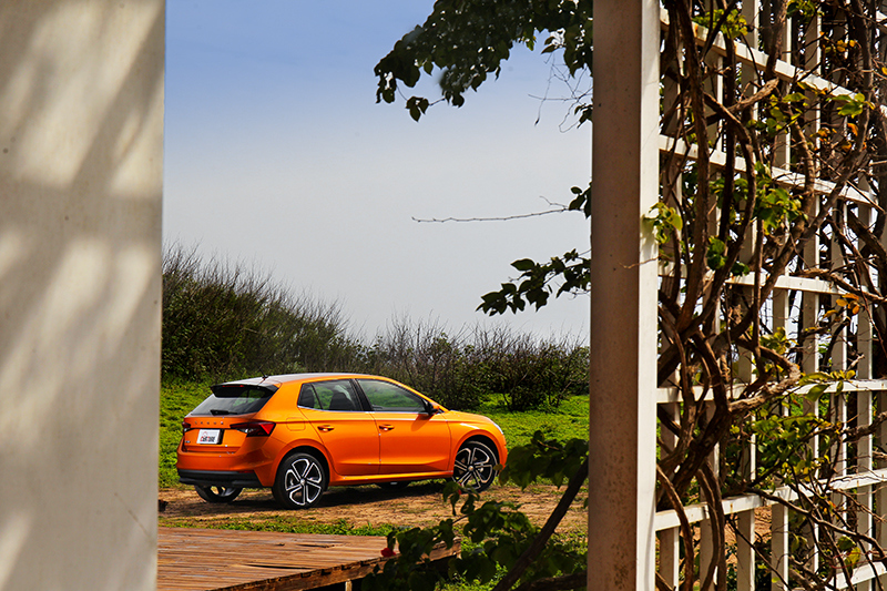 尾燈之間則採用品牌文字代替,亦是讓尾部呈現出更具現代感的視覺感受