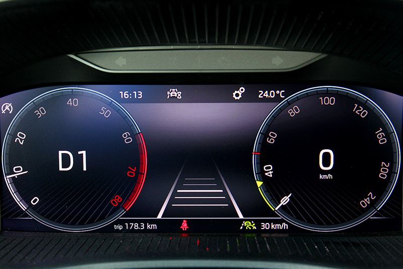 將儀表數位化的方式將小車配備拉高至全新標竿