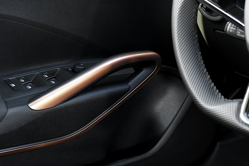 前門手把採用突出式立體設計,並在金色飾板的包覆下將儀表風格往側邊延伸
