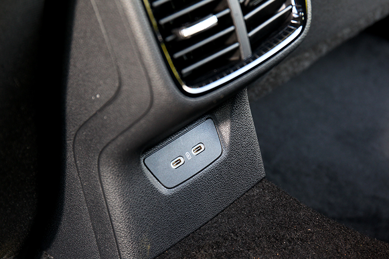 全車共有5組USB Type-C插座,提供前、後乘客不間斷的電力補充