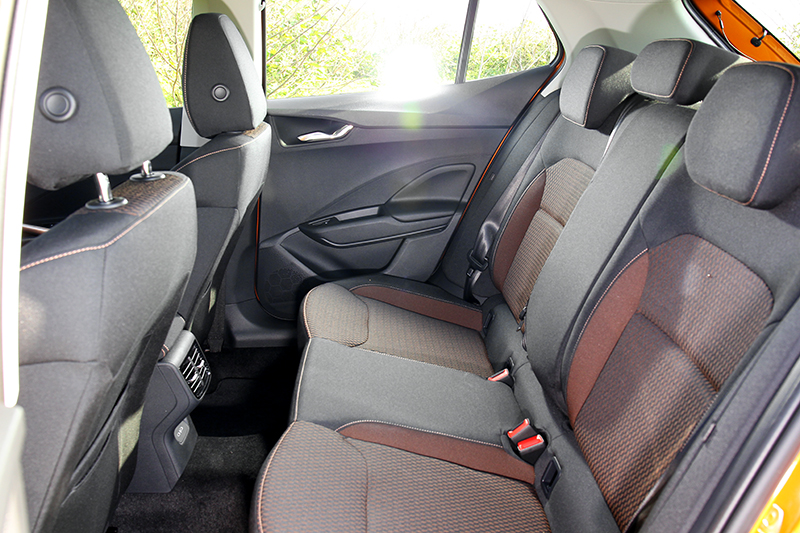 受惠於加長的軸距使得後座膝部空間並不輸給高一階的中型掀背