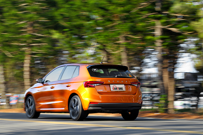 避震器的調教在路面回饋反應超乎預期的硬朗,但也帶來更好的側傾抑制效果