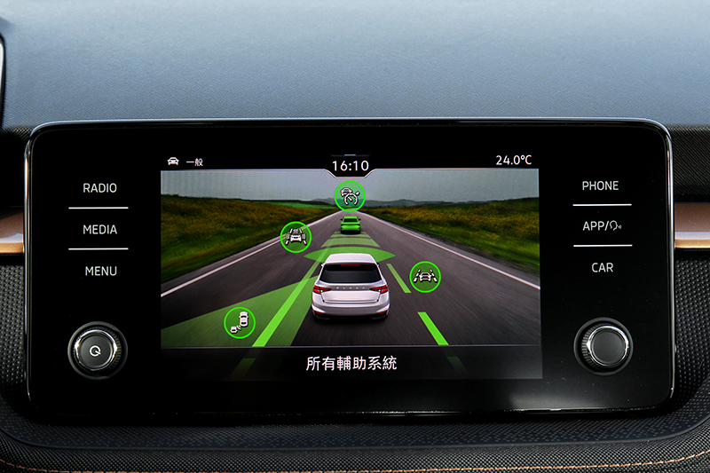 駕駛輔助系統亦可進入中控選單內做各別調整