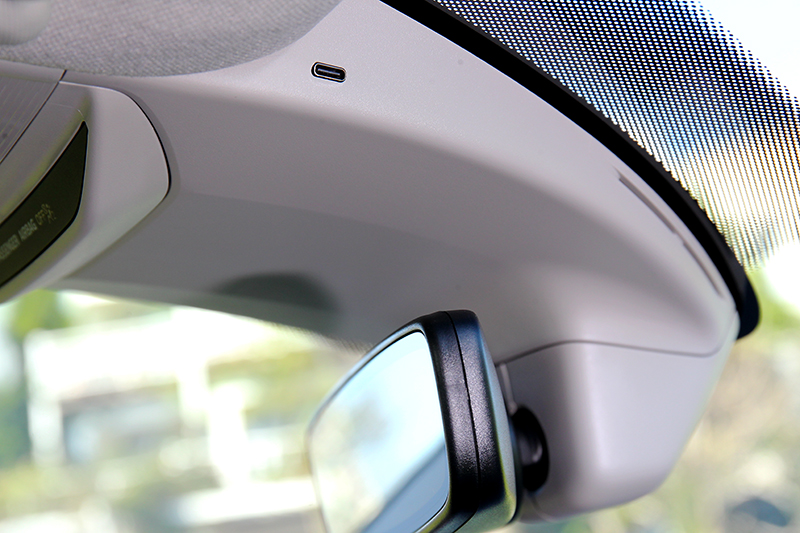 後視鏡模組上也提供有Type-C充電口,以提供給行車紀錄器使用