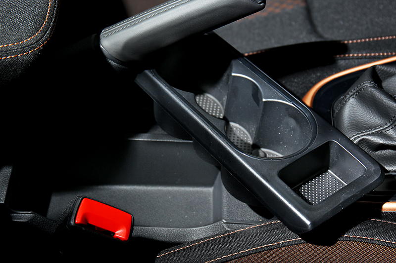 中央鞍座置杯架為可拆卸式設計,拆卸後即可變為方正的置物空間