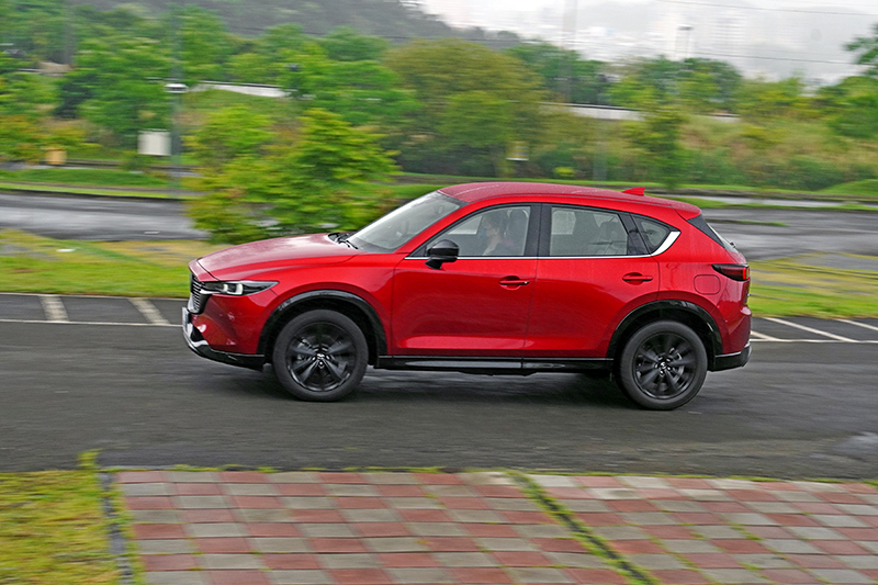 CX-5沒有過於硬朗的調性，但於彎中卻有著不俗的操控表現，同時乘坐質感也屬水準之上。